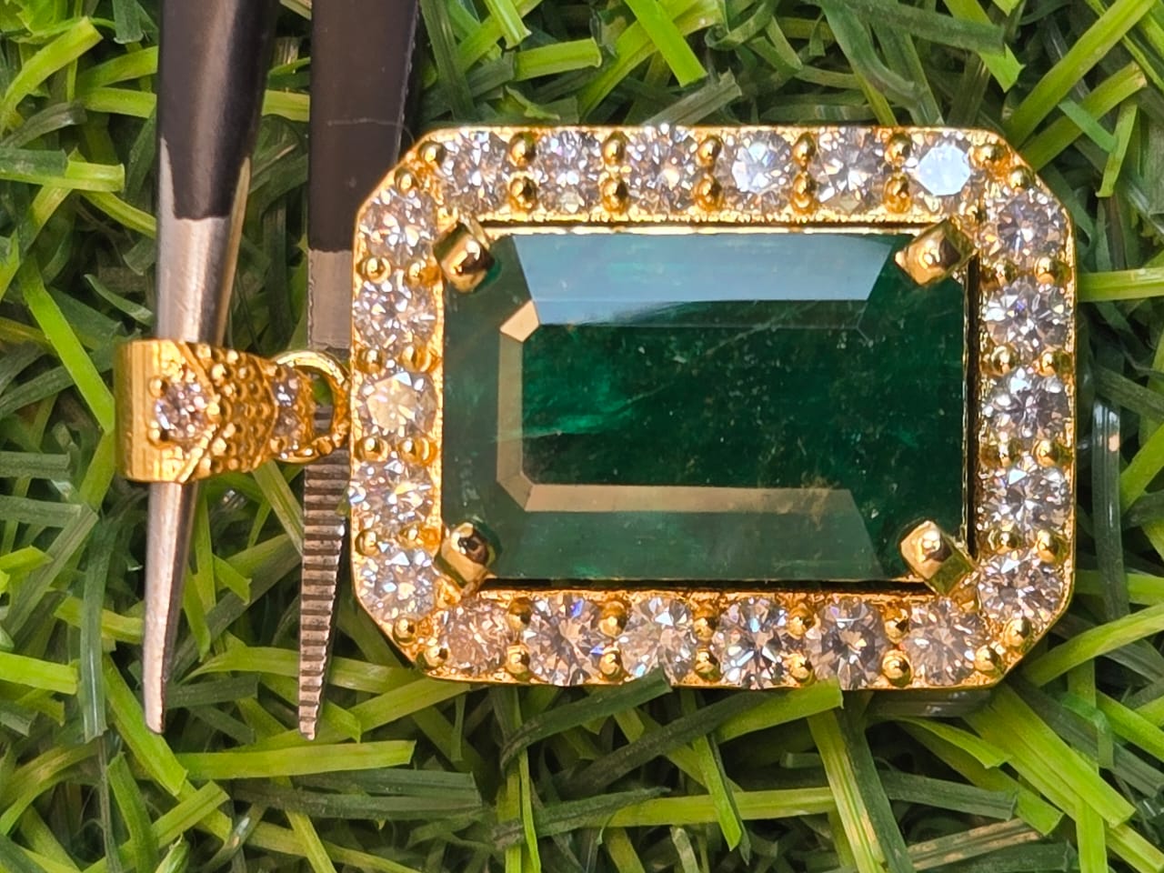 7.5 CT Emerald Diamond Necklace – 21K Gold